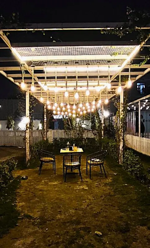 Human Outdoor/Indoor Cafe